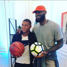 LeBron James og Kylian Mbappé udveksler trøjer